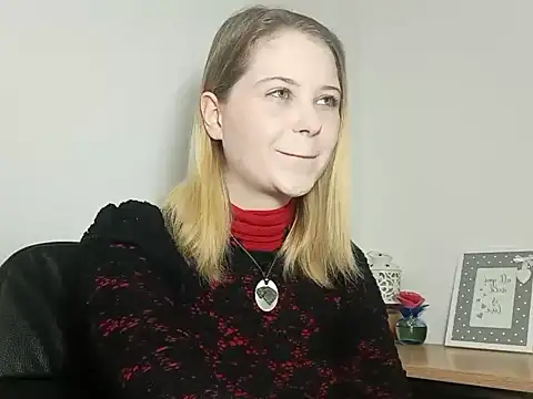 Snapshot of LydiaYoung chatting on 09.11.25 LydiaYoung online show from 09.11.25