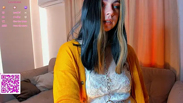 Snapshot of EvaBlimey chatting on 09.12.25 EvaBlimey online show from 09.12.25