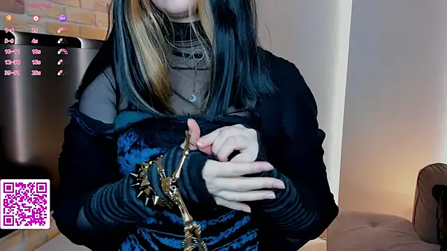 Snapshot of EvaBlimey chatting on 09.13.25 EvaBlimey online show from 09.13.25