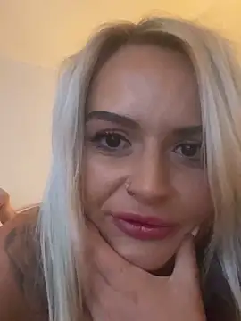 Snapshot of Seductive-SkyeXXX chatting on 10.18.25 Seductive-SkyeXXX online show from 10.18.25