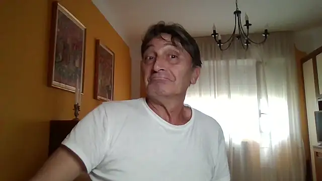 Snapshot of lattediyak chatting on 09.24.25 lattediyak online show from 09.24.25