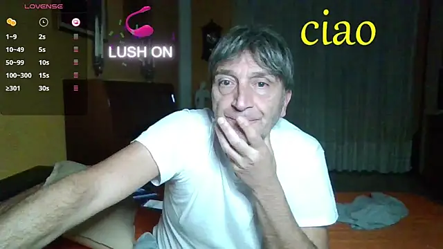 Snapshot of lattediyak chatting on 10.15.25 lattediyak online show from 10.15.25