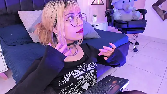Snapshot of IvyBelle_ chatting on 09.17.25 IvyBelle online show from 09.17.25