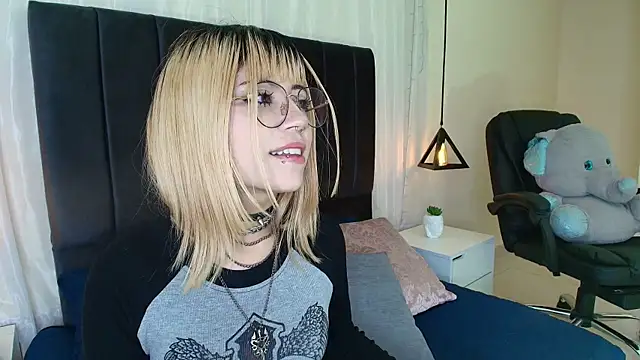 Snapshot of IvyBelle_ chatting on 10.14.25 IvyBelle online show from 10.14.25