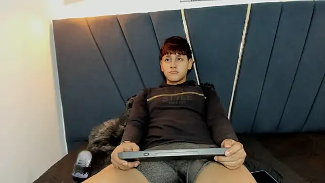 Snapshot of zeusapollofuck chatting on 09.30.25 zeusapollofuck online show from 09.30.25