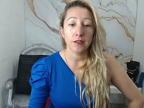 Snapshot of swetchrystal chatting on 09.21.25 swetchrystal online show from 09.21.25