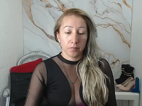 Snapshot of swetchrystal chatting on 09.26.25 swetchrystal online show from 09.26.25