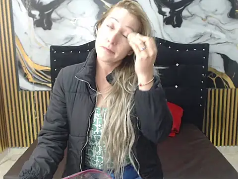Snapshot of swetchrystal chatting on 10.03.25 swetchrystal online show from 10.03.25