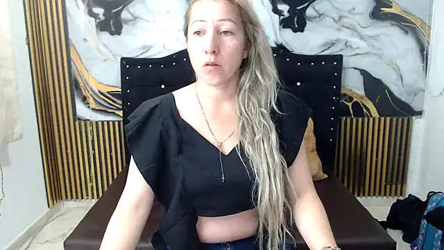 Snapshot of swetchrystal chatting on 10.08.25 swetchrystal online show from 10.08.25