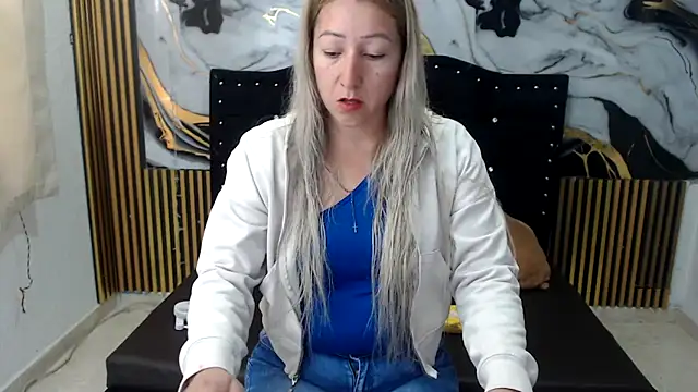 Snapshot of swetchrystal chatting on 10.14.25 swetchrystal online show from 10.14.25