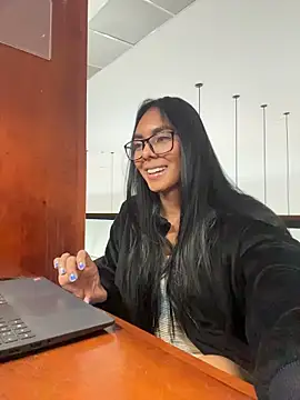 GiorgiaLuxee online show from 11.12.25