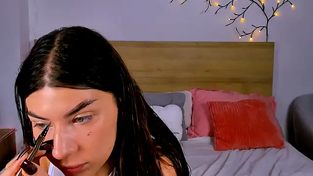 Snapshot of Bella_Davis_love chatting on 10.11.25 Bella Davis love online show from 10.11.25