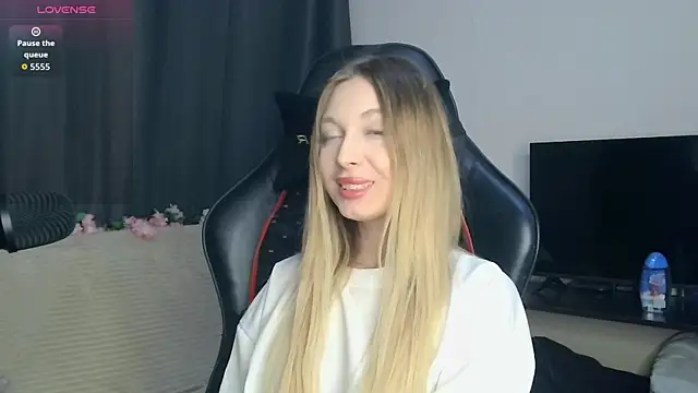 Snapshot of BabbbyFoxxx chatting on 10.27.25 BabbbyFoxxx online show from 10.27.25