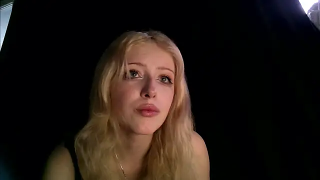 Snapshot of rosy_petal chatting on 10.13.25 rosy petal online show from 10.13.25