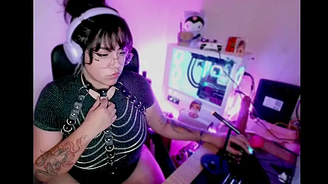 Snapshot of PinkDenial chatting on 09.16.25 PinkDenial online show from 09.16.25