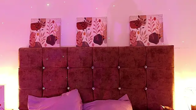 Snapshot of Dulce_Bella_ chatting on 09.28.25 Dulce Bella online show from 09.28.25