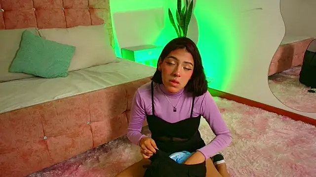 Snapshot of Dulce_Bella_ chatting on 11.14.25 Dulce Bella online show from 11.14.25