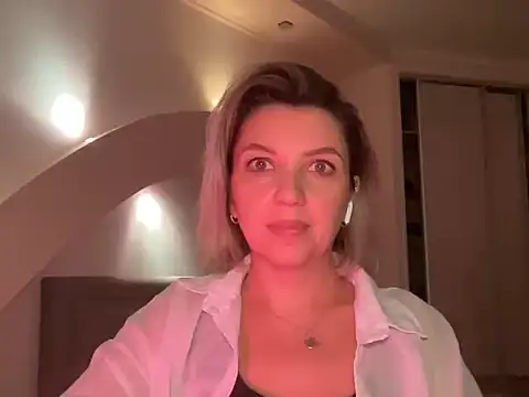 Snapshot of Fravelle chatting on 11.01.25 Fravelle online show from 11.01.25