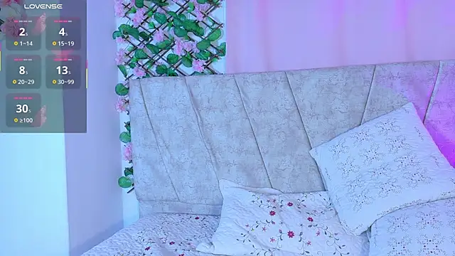 LaraGiil online show from 10.28.25