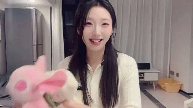 Snapshot of ZhaoZhao-ZM chatting on 09.11.25 ZhaoZhao-ZM online show from 09.11.25