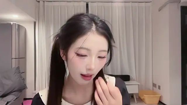 Snapshot of ZhaoZhao-ZM chatting on 10.02.25 ZhaoZhao-ZM online show from 10.02.25