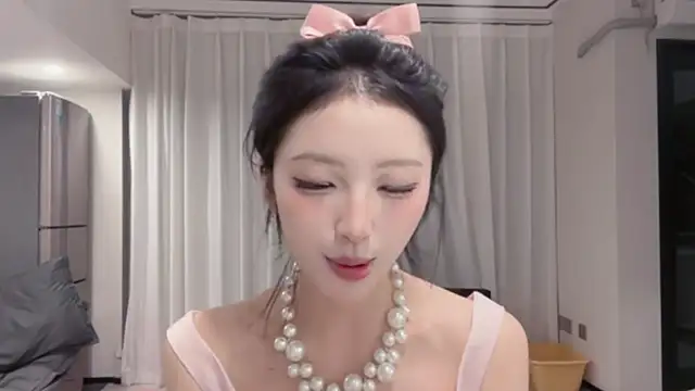 Snapshot of ZhaoZhao-ZM chatting on 10.03.25 ZhaoZhao-ZM online show from 10.03.25