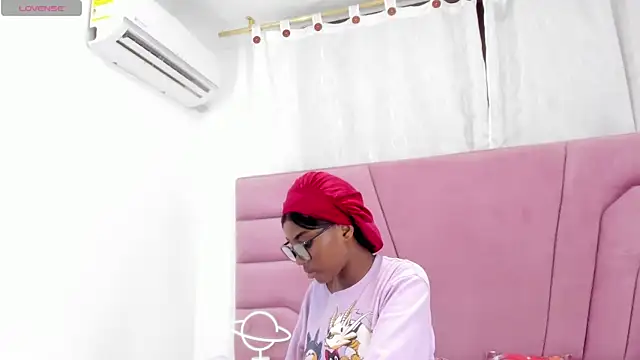 Snapshot of MarianRosse chatting on 10.19.25 MarianRosse online show from 10.19.25