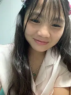 Snapshot of Emlyly-18 chatting on 10.05.25 Emlyly-18 online show from 10.05.25