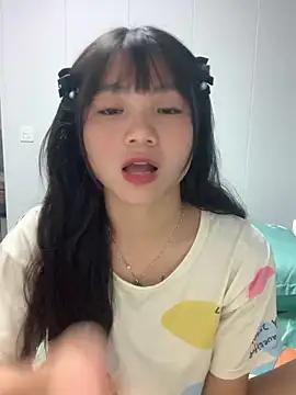 Snapshot of Emlyly-18 chatting on 10.16.25 Emlyly-18 online show from 10.16.25
