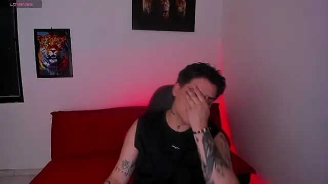 Snapshot of PeytonBox chatting on 09.10.25 PeytonBox online show from 09.10.25