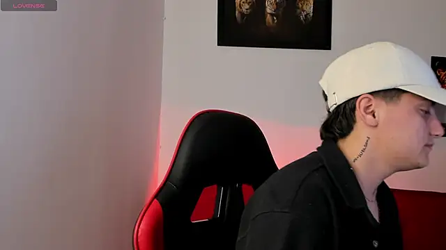 Snapshot of PeytonBox chatting on 09.11.25 PeytonBox online show from 09.11.25