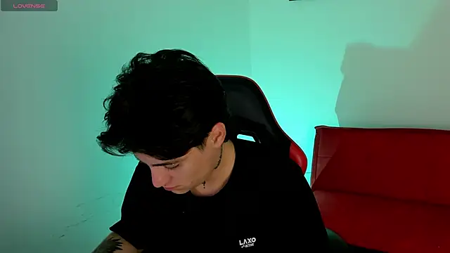 Snapshot of PeytonBox chatting on 11.21.25 PeytonBox online show from 11.21.25