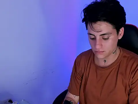 Snapshot of PeytonBox chatting on 12.04.25 PeytonBox online show from 12.04.25