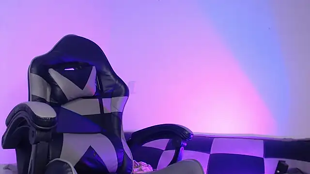 GwenHazel online show from 12.03.25