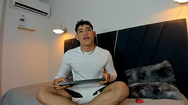 Snapshot of ryan_cum23 chatting on 11.06.25 ryan cum23 online show from 11.06.25