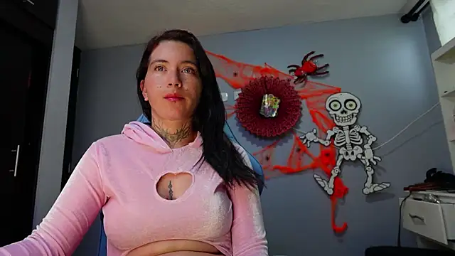 Snapshot of iriss_cardenas chatting on 10.28.25 iriss cardenas online show from 10.28.25