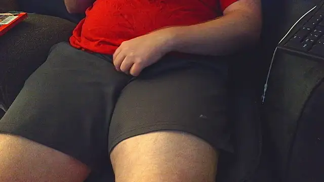 Snapshot of thighguy30 chatting on 10.20.25 thighguy30 online show from 10.20.25