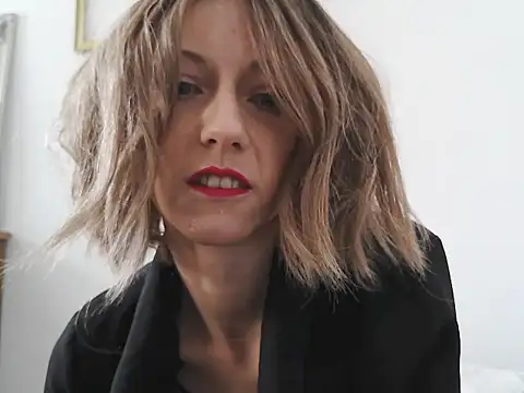 Snapshot of MadMadelin chatting on 10.28.25 MadMadelin online show from 10.28.25