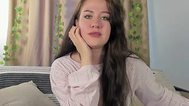 MiaKhallirae online show from 10.06.25