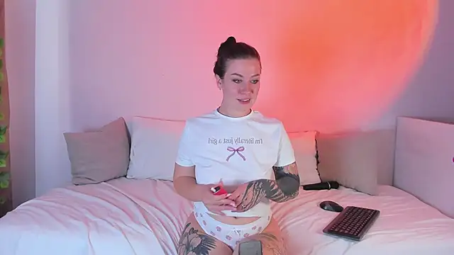 MiaKhallirae online show from 10.23.25