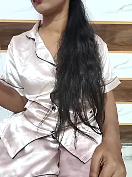 Itz Mayra  online show from 10.25.25