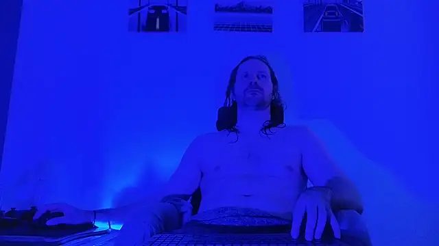 Snapshot of AlbinoAdonis chatting on 10.01.25 AlbinoAdonis online show from 10.01.25