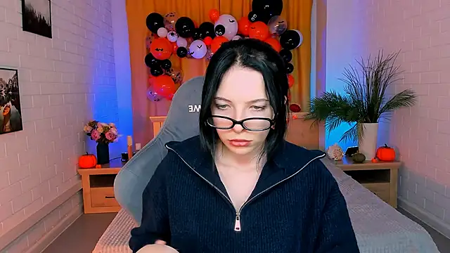 Snapshot of JulsMumi chatting on 10.18.25 JulsMumi online show from 10.18.25