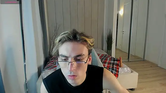 Snapshot of OLIVER__MARTINEZ chatting on 09.24.25 OLIVER MARTINEZ online show from 09.24.25