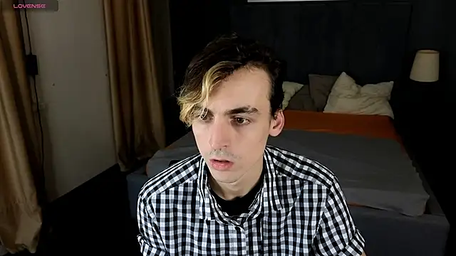 Snapshot of OLIVER__MARTINEZ chatting on 09.29.25 OLIVER MARTINEZ online show from 09.29.25