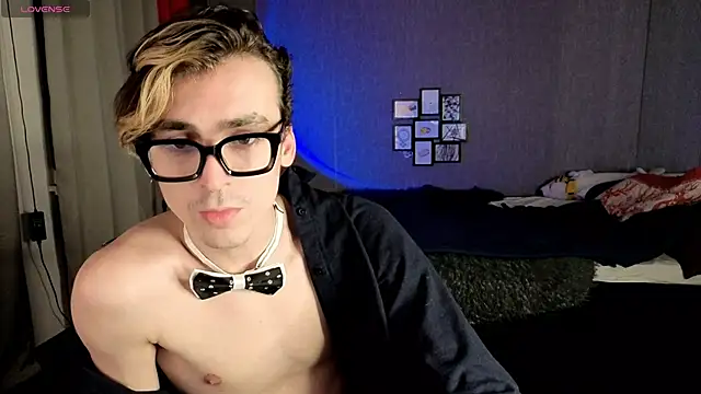Snapshot of OLIVER__MARTINEZ chatting on 10.11.25 OLIVER MARTINEZ online show from 10.11.25