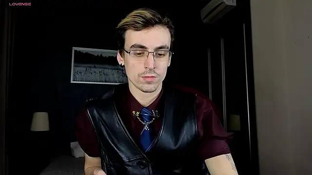 Snapshot of OLIVER__MARTINEZ chatting on 10.23.25 OLIVER MARTINEZ online show from 10.23.25