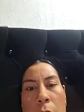 Snapshot of Chloe_y_Dante chatting on 10.20.25 Chloe y Dante online show from 10.20.25