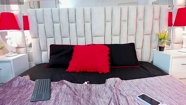 Snapshot of melani_hom chatting on 09.17.25 melani hom online show from 09.17.25