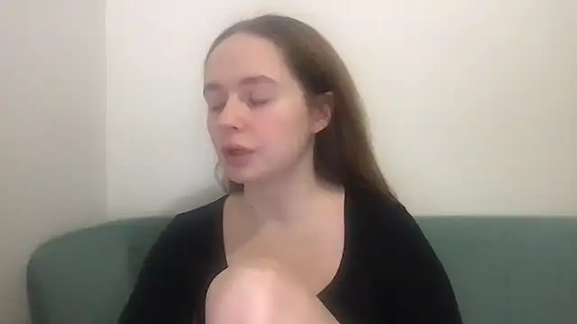 Snapshot of Miravon chatting on 12.04.25 Miravon online show from 12.04.25